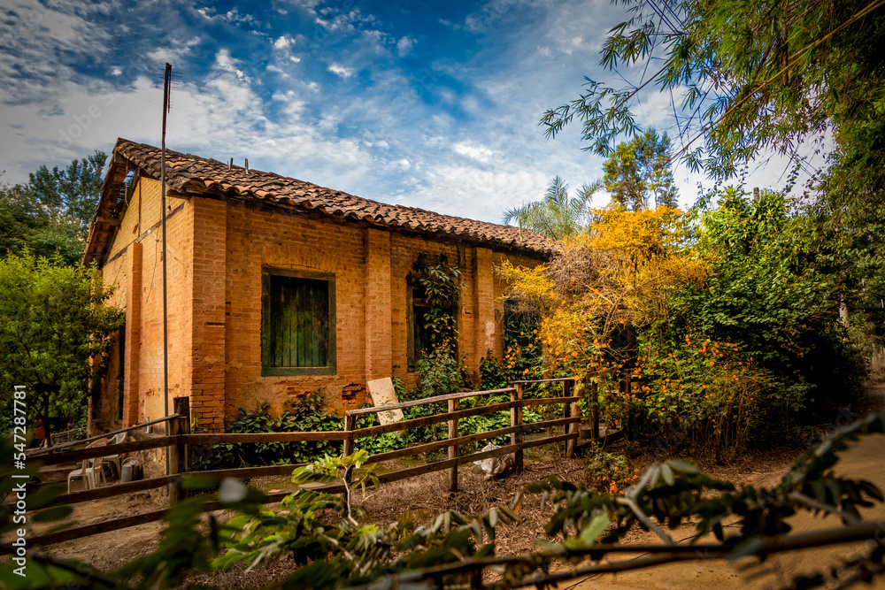 Aconchegante casinha em estrada de terra.