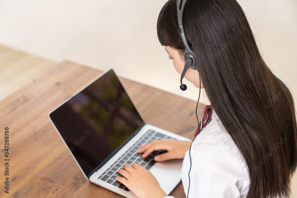 パソコンで勉強する女の子 制服 通信学習 パソコンで勉強する女の子 制服 通信学習