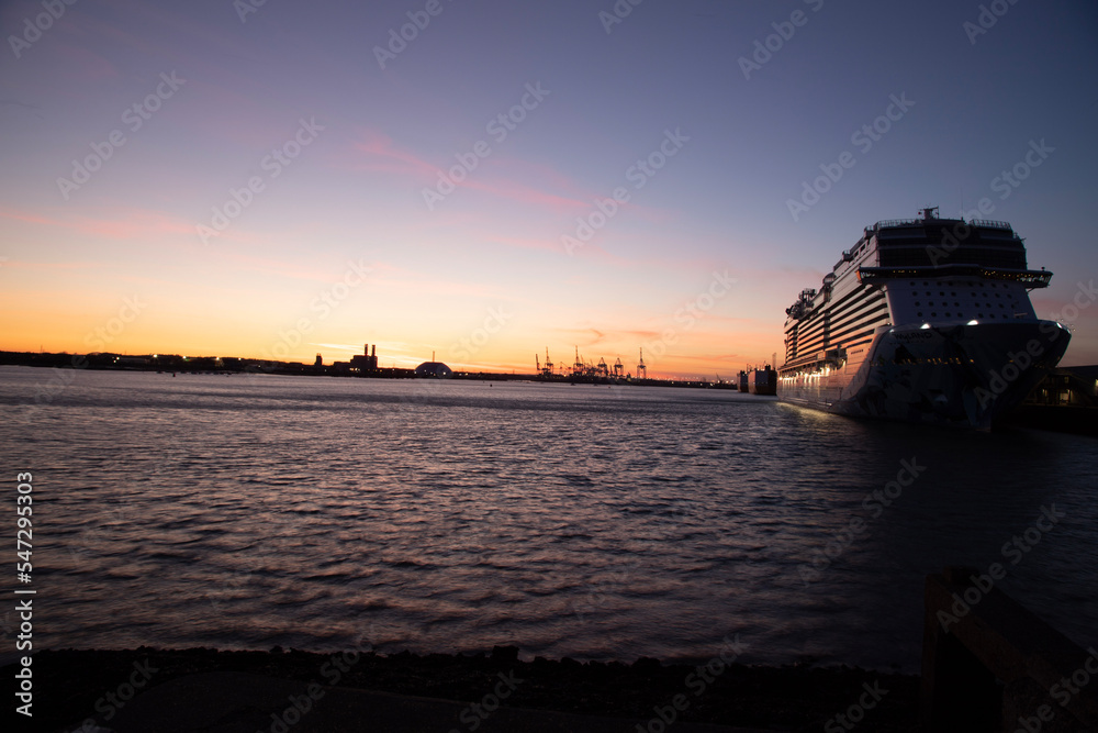 Obraz premium A cruise ship in the summer's evening