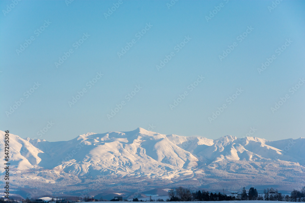 冬の青空と雪山の山頂　十勝岳