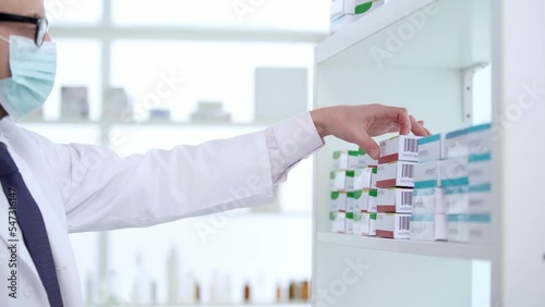 Wallpaper Mural pharmacist in a protective mask is choosing the right drug. Torontodigital.ca