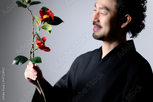 作務衣を着た日本の華道家ののようなイメージ photo