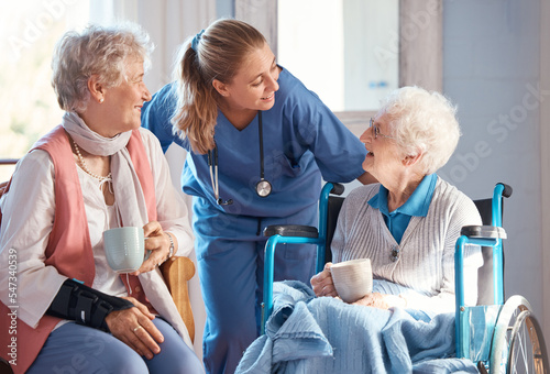 Fotografia Nursing home, care and nurse with senior women doing healthcare checkup, examination or consultation