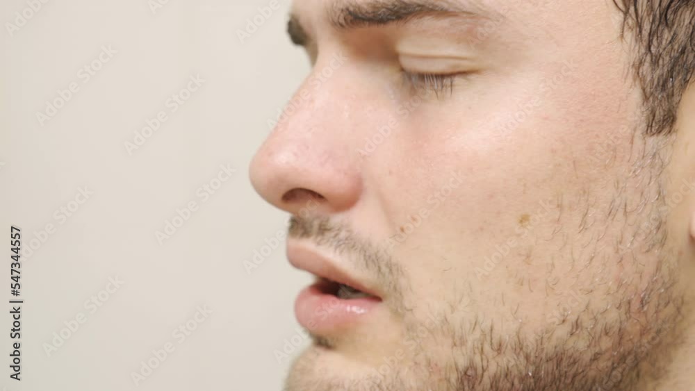 The man falls ill and experiences a heavy flow of sweat.
The sweaty man had a hard time and is having trouble breathing.
The man falls ill and experiences a heavy flow of sweat.
The sweaty man had a hard time and is having trouble breathing.