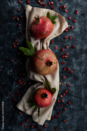 Fotografie melograni su panno e chicchi di melograno