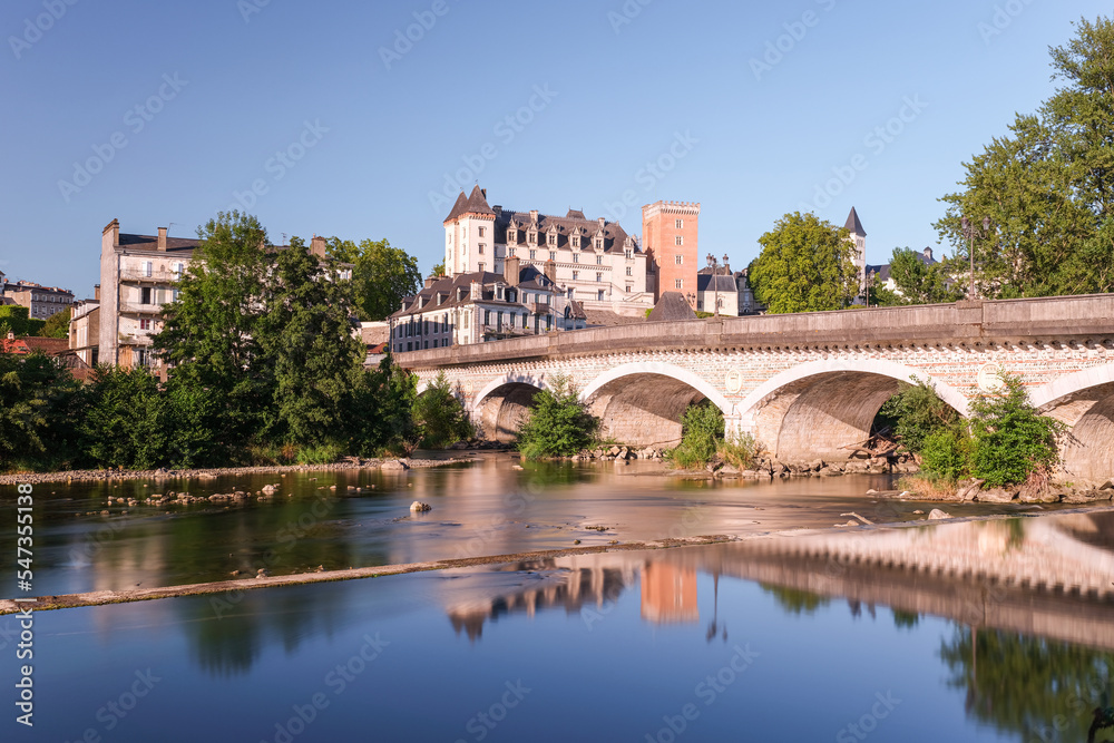 Le pont du XIV juillet sur le gave et le château,  Pau, Pyrénées, Béarn, France