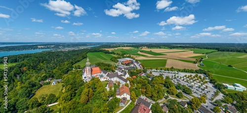 Foto Ausblick das Benediktinerkloster Andechs nahe des Ammersee in Bayern
