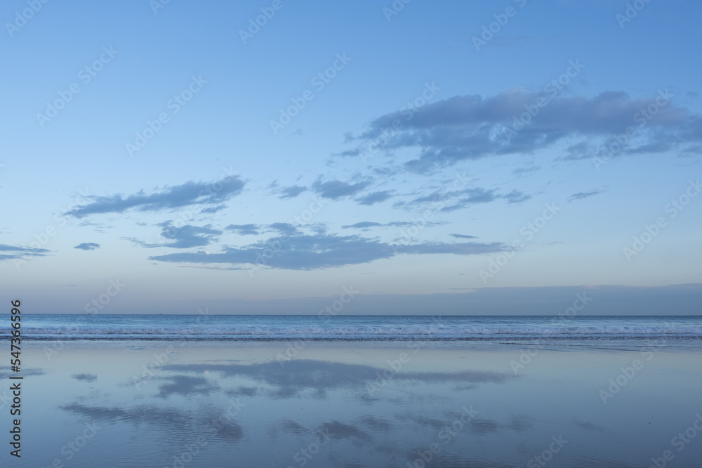 Obraz premium Sky with clouds reflected on beach and sea with copy space, wallpaper use.