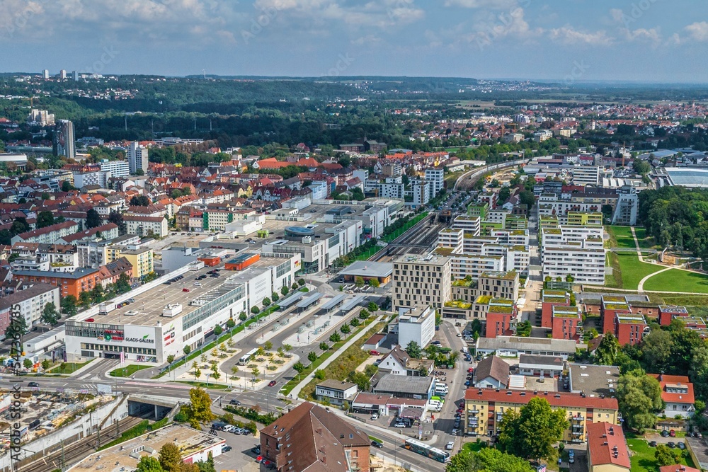 Fototapeta premium Neu-Ulm im Luftbild, Ausblick auf die Glacis-Galerie und den überbauten Bahnhof