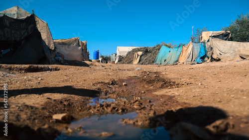 Tableau sur toile the difficult conditions in which refugees  live, which caused the spread of cho