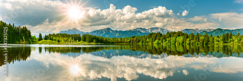 Panorama Landschaft und Natur mit See und Berge