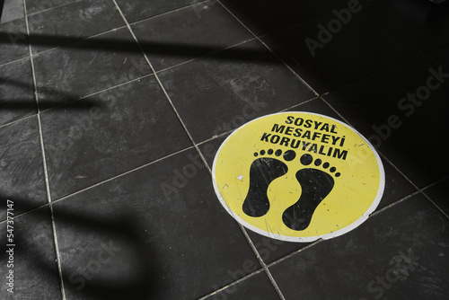 Covid-19 warning label. With Turkish language 