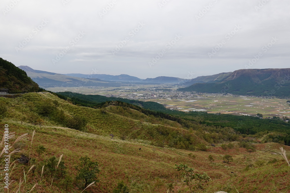 Fototapeta premium 阿蘇外輪山と農地
