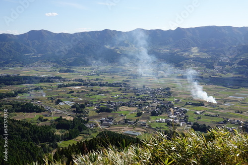 阿蘇外輪山と麓の生活風景