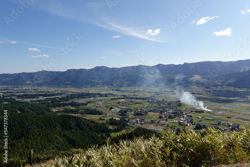 阿蘇外輪山と麓の生活風景