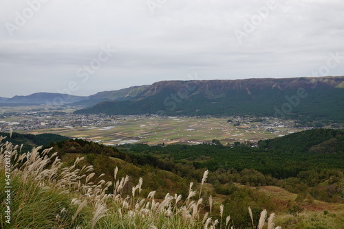 秋の阿蘇外輪山と農地