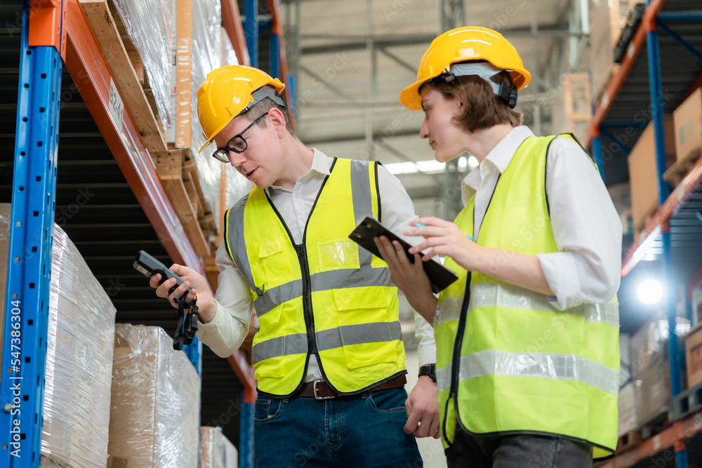 Managers, warehouse workers use machines to scan material numbers in large warehouses. Managers, warehouse workers use machines to scan material numbers in large warehouses.