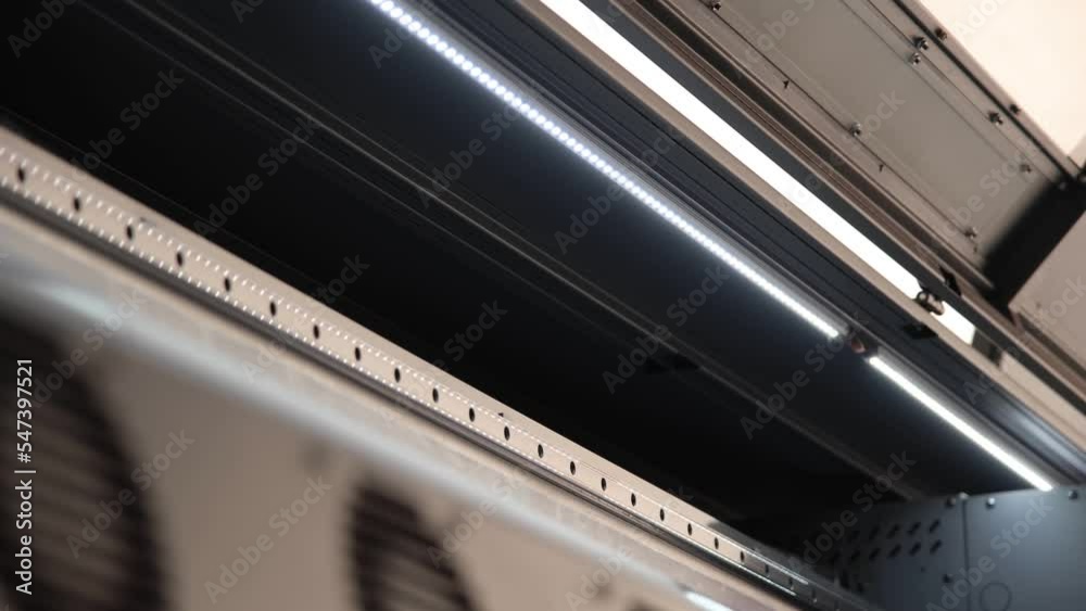 Large format digital printing machine and moving print head
Large format digital printing machine and moving print head