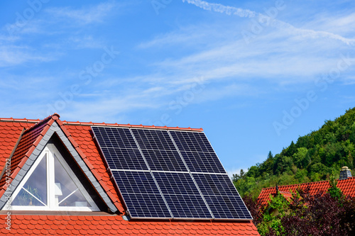 Solaranlage auf modernem, rotem Hausdach mit Dreiecksgiebel