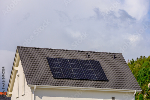 Wallpaper Mural Solardach auf weißem Einfamilienhaus Torontodigital.ca