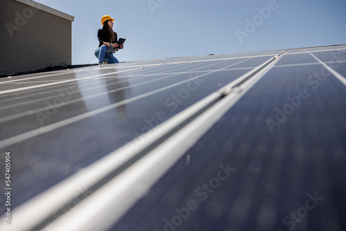Wallpaper Mural Ingegnere verifica le condizioni di un impianto fotovoltaico sul tetto di una casa Torontodigital.ca