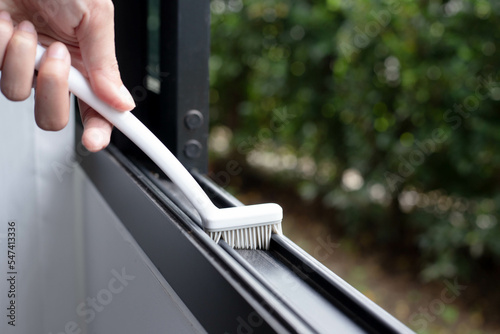 Billede på lærred Sliding window groove cleaning brush, window gutter cleaning tool, window jammed, dirty window gutter