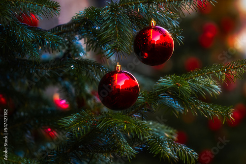 Weihnachtskugeln auf einem Christbaum. Zeichen für die Weihnachtszeit.