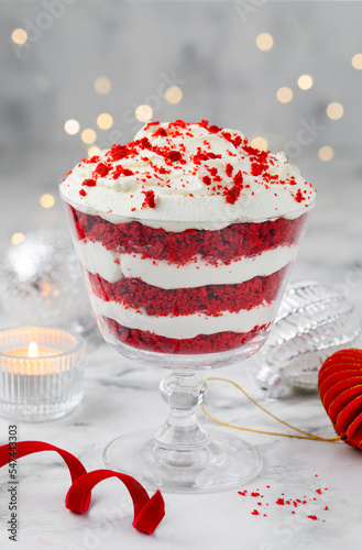 Foto Christmas  trifle red velvet cake in a glass