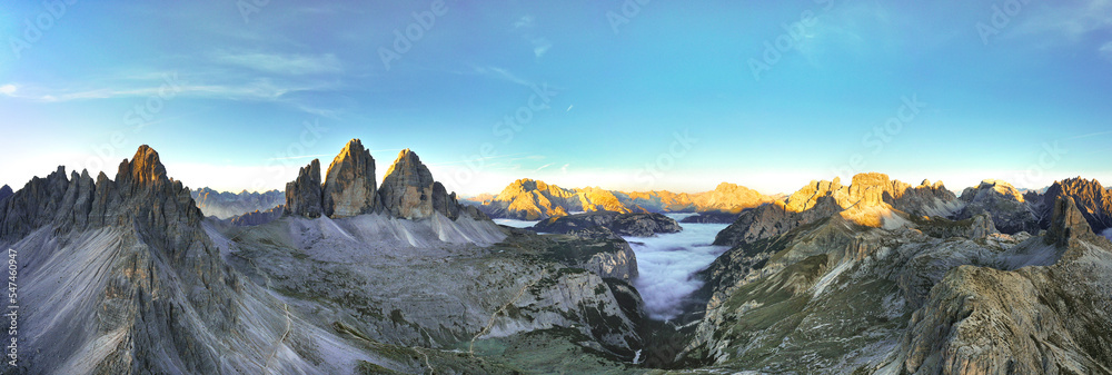 Tre Cime di Lavaredo - Drei zinnen veduta aerea dall'alto alle prime luci del giorno, alba panoramica nelle Dolomiti di Sesto