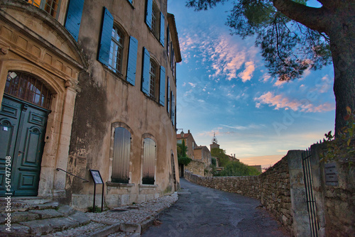 Menerbes im Luberon in der Provence photo