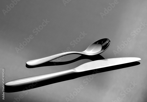 nóż i łyżka na stole,  nóż i łyżka odbicie w szkle, srebrne sztuće, knife and spoon on the table, knife and spoon reflection in the glass, silver cutlery