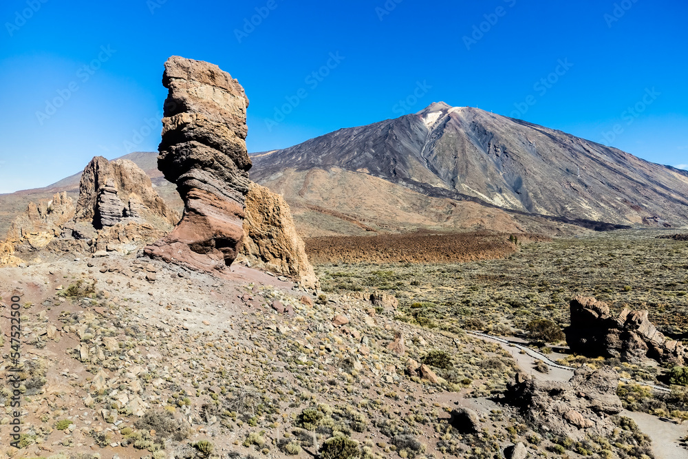 Obraz premium Roque Cinchado in front of the Teide