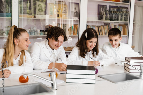 Foto Chemistry lesson in labaratory in school