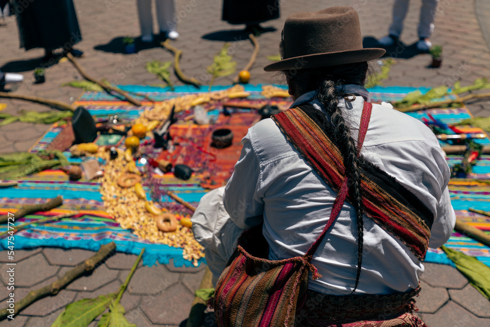 Ritual indígena andino en Otavalo Ecuador Sur America donde comparten alimentos de la tierra comida entre todos los indígenas otavalos