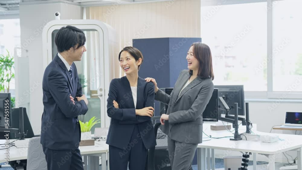 オフィスで立ち話する人々 オフィスで立ち話する人々