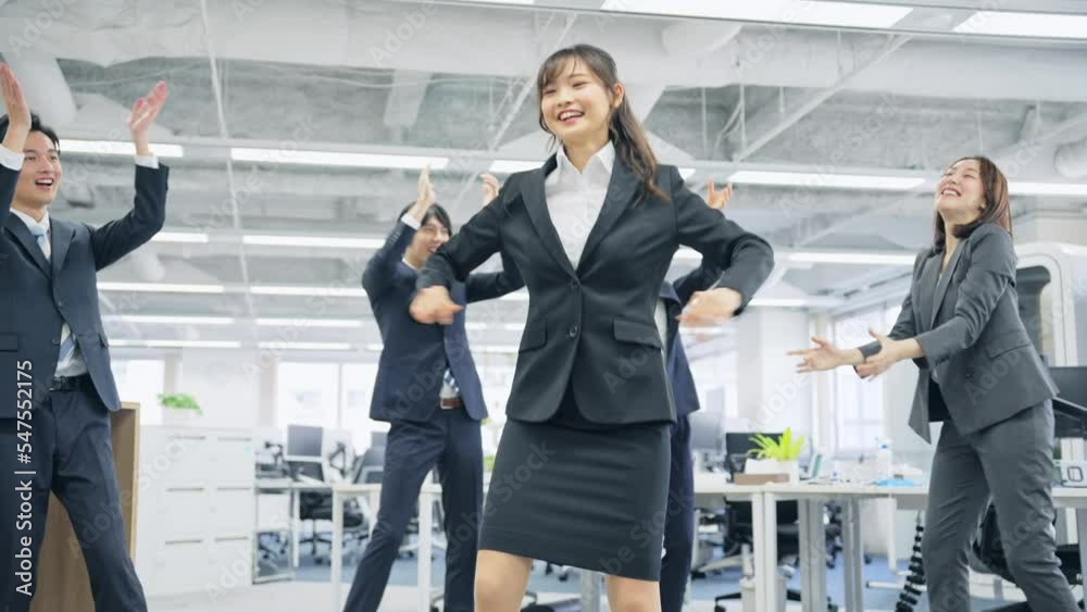 オフィスでダンスする会社員グループ オフィスでダンスする会社員グループ