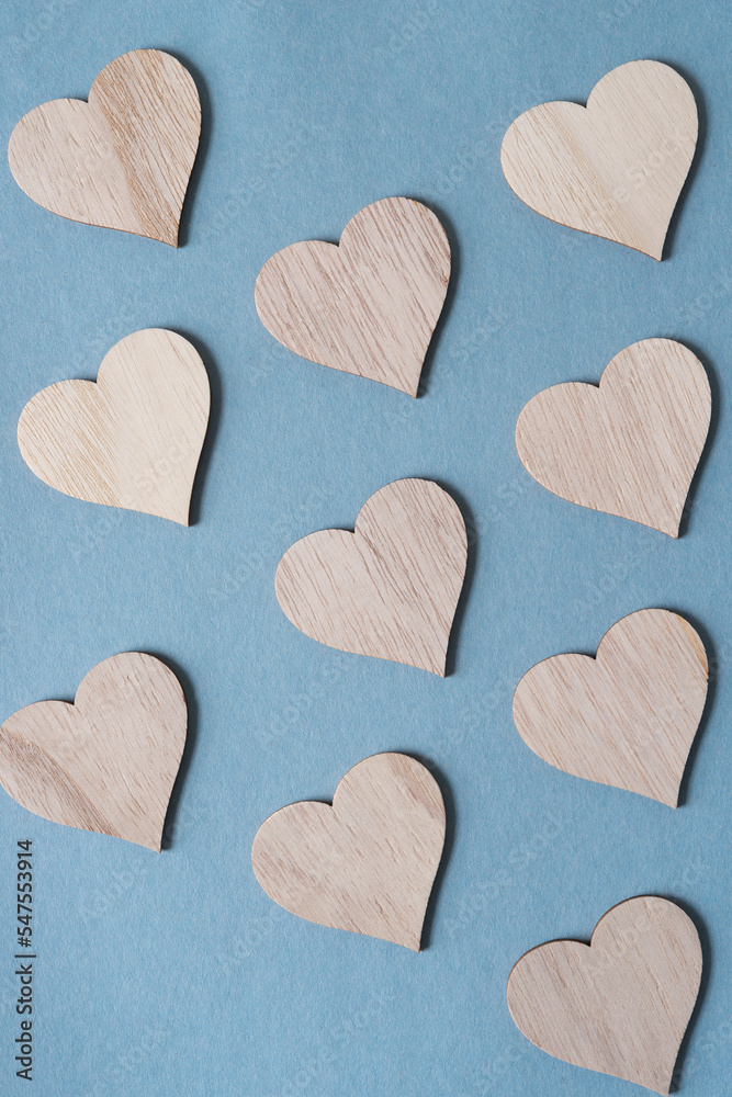 Obraz premium wooden hearts on plain blue paper