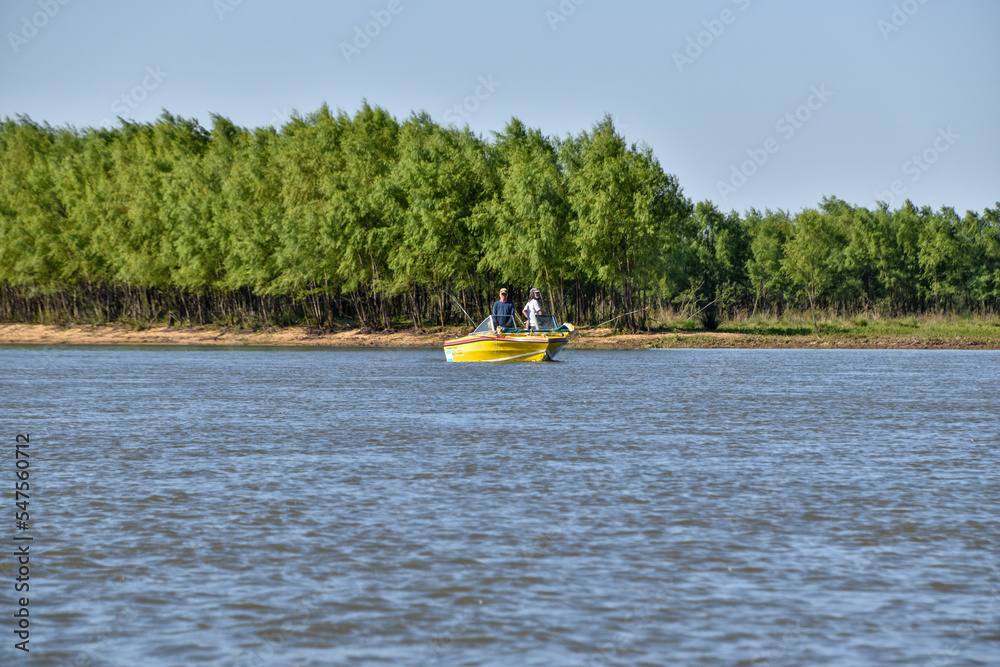 Fototapeta premium pescando en rio con caña de pesca