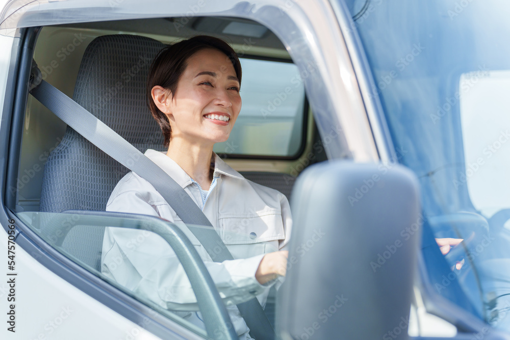 トラックを運転する女性 トラックを運転する女性