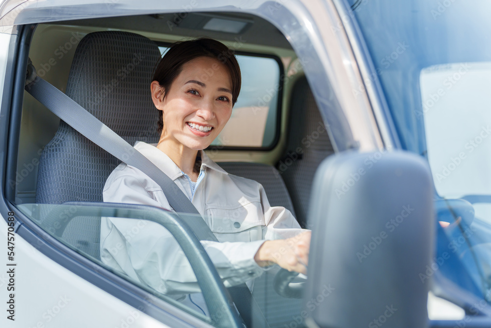 トラックを運転する女性のポートレート トラックを運転する女性のポートレート