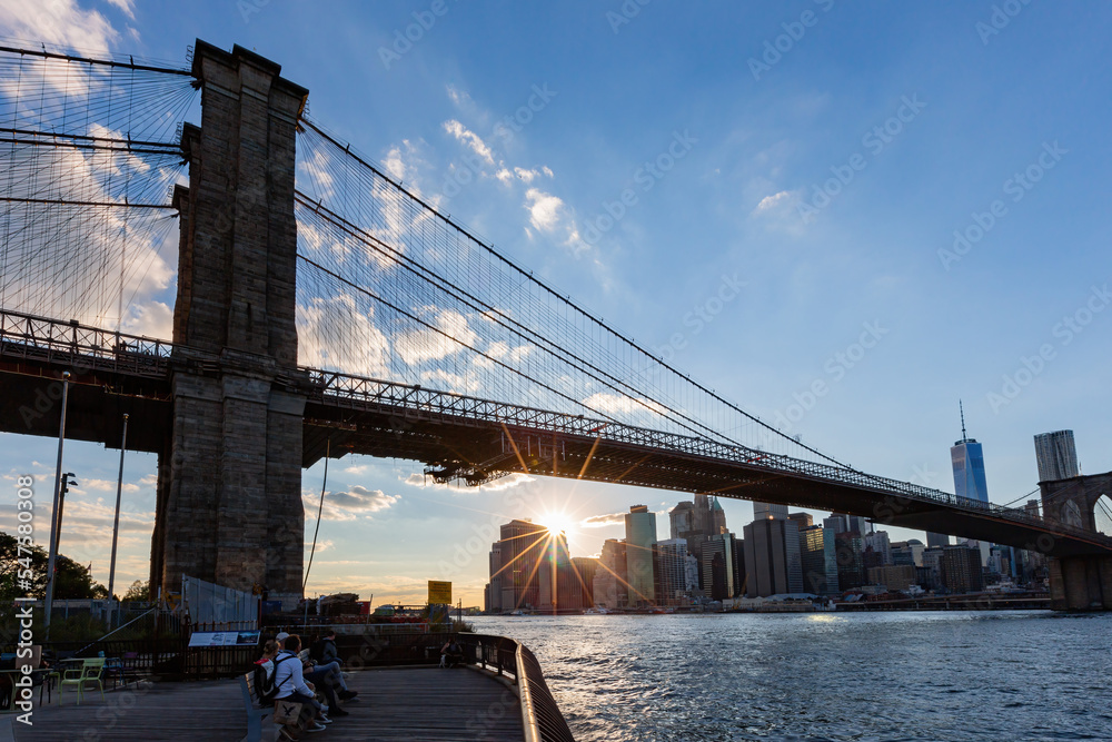Fototapeta premium Sunset of the Brooklyn Bridge and New York City skyline