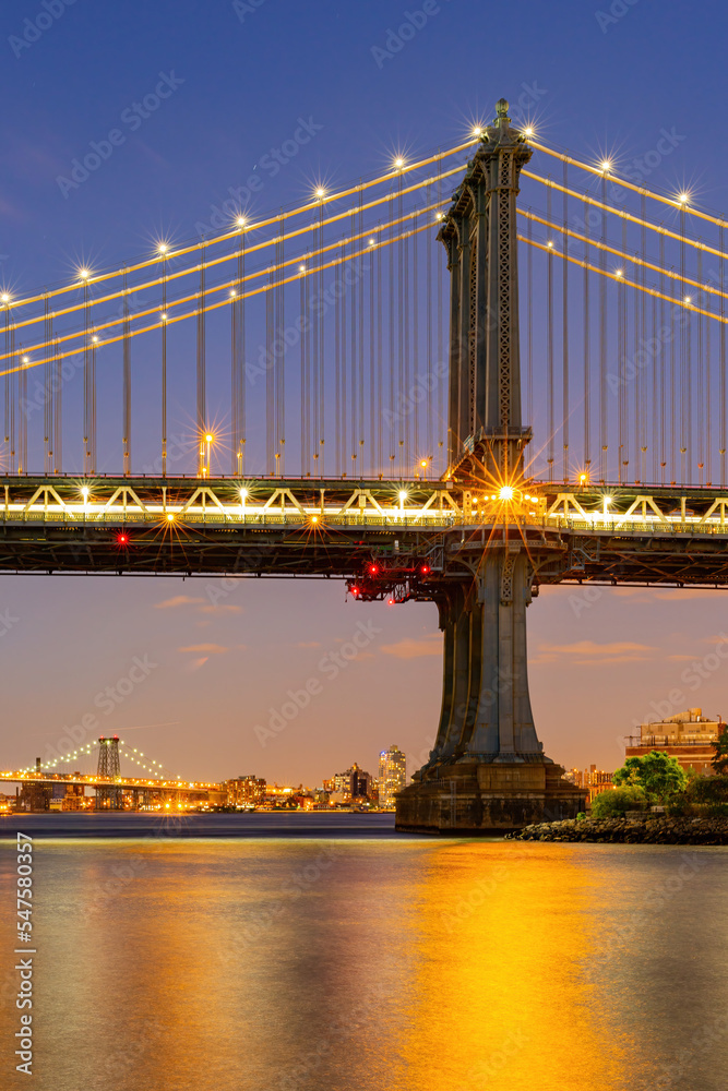 Obraz premium Night view of the Manhattan Bridge and New York City skyline