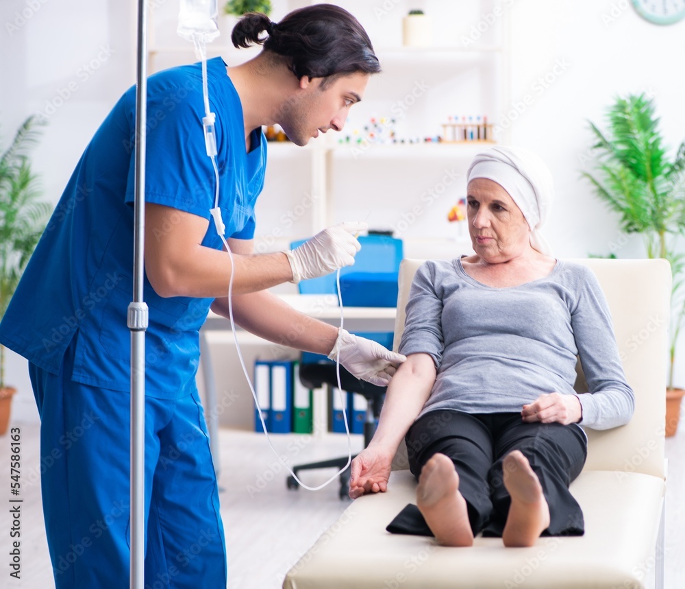 Obraz premium Young male doctor and female oncology patient