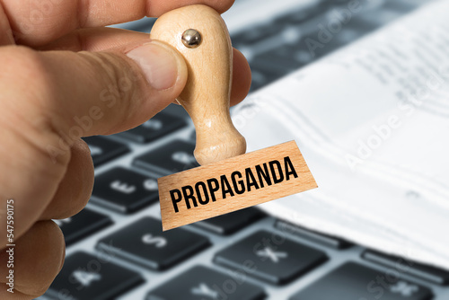 Computer, Zeitung und Stempel Propaganda