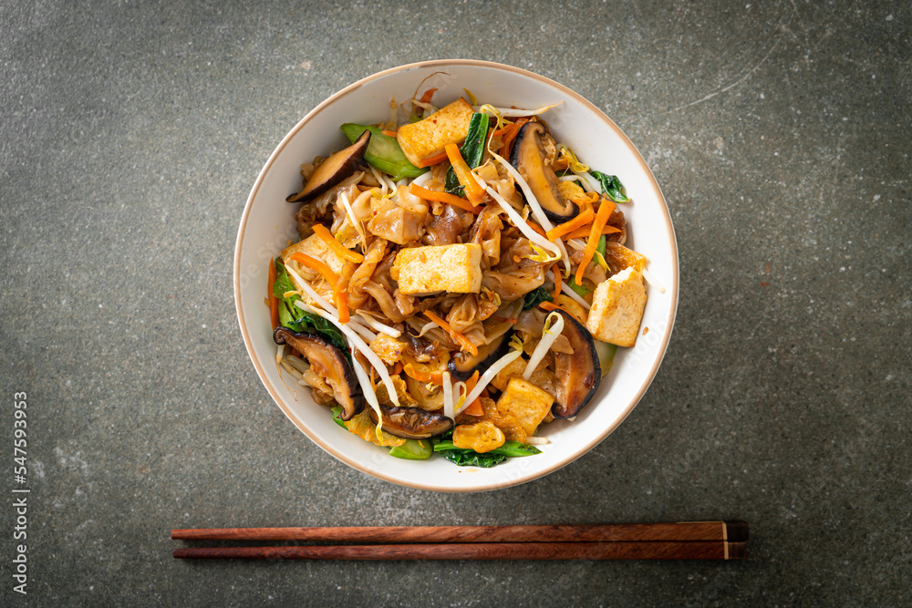 Fototapeta premium stir-fried noodles with tofu and vegetables