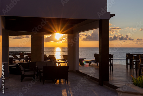 espace extérieur avec des chaises longues en bord de mer lors d'un lever de soleil