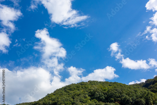 夏の青空と雲を背景にした山 © tokoteku_2018