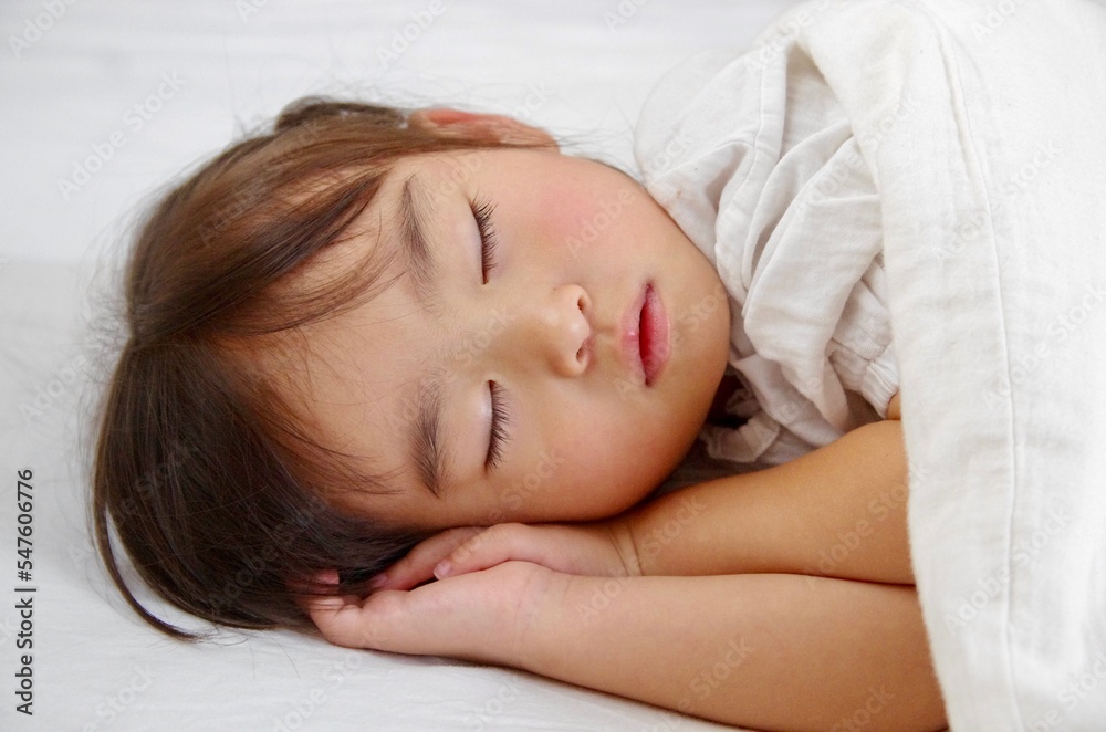 昼寝する女の子の寝顔 昼寝する女の子の寝顔