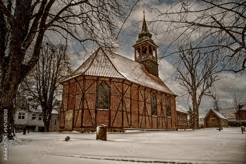 Kirche mit Winterlandschaft 