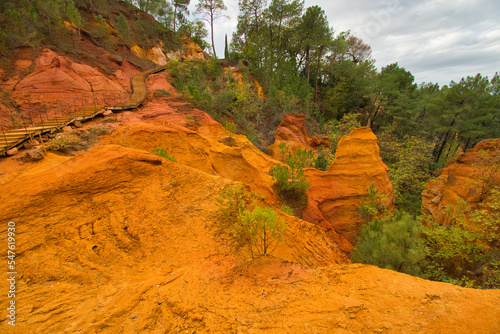 Okkercanyon bei Roussillon in der Provence photo